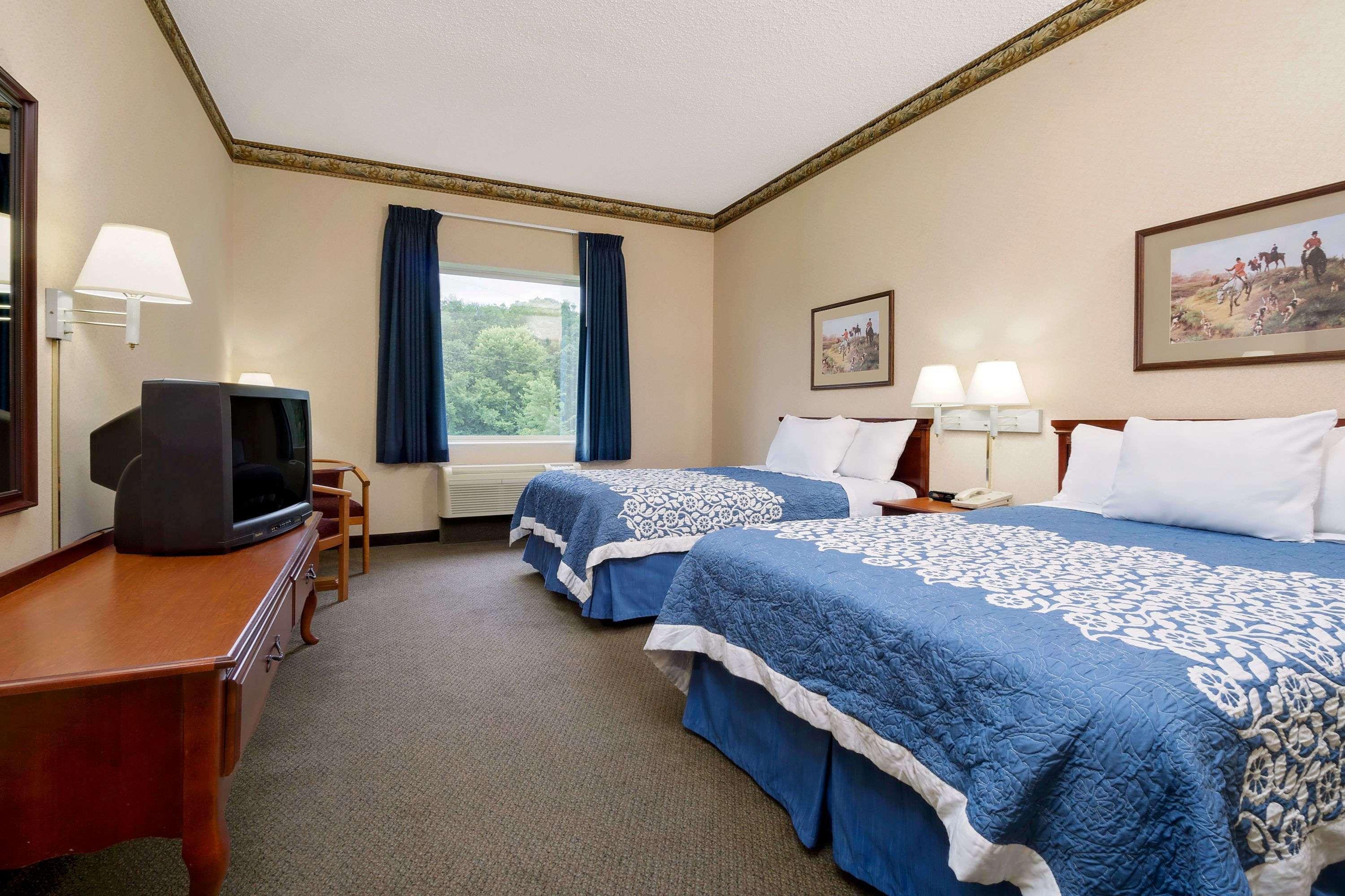 Magnuson Hotel West Liberty Extérieur photo