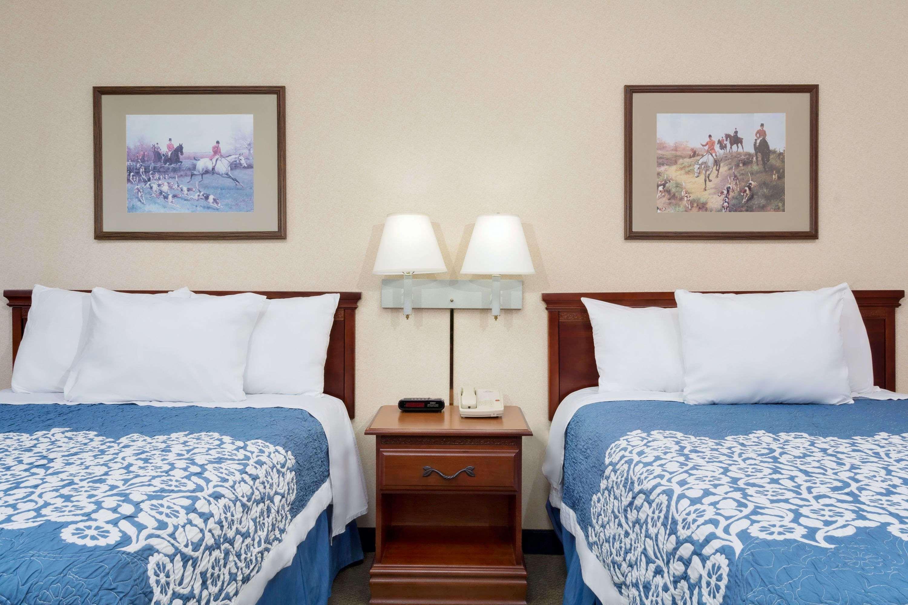 Magnuson Hotel West Liberty Extérieur photo