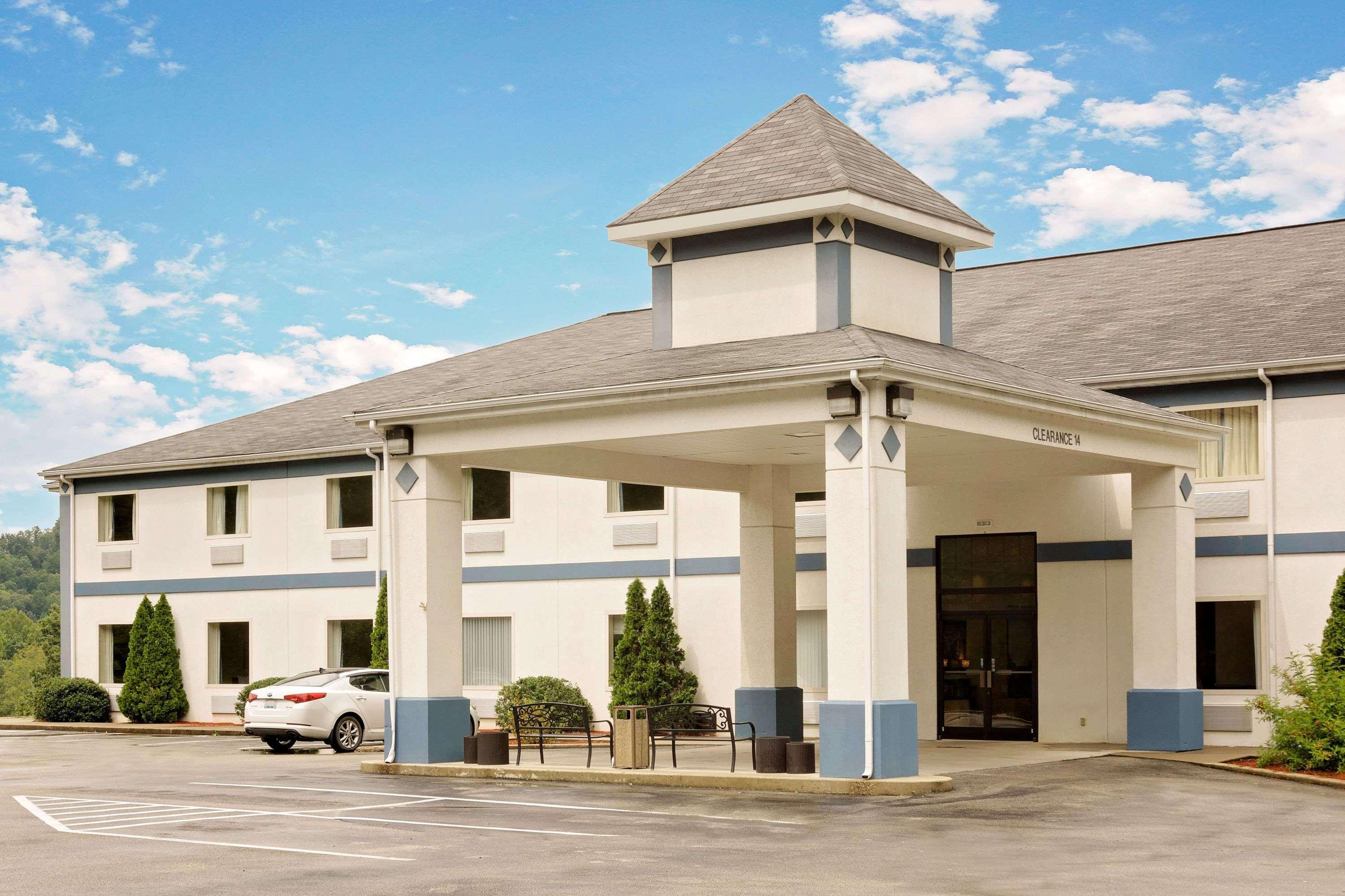 Magnuson Hotel West Liberty Extérieur photo