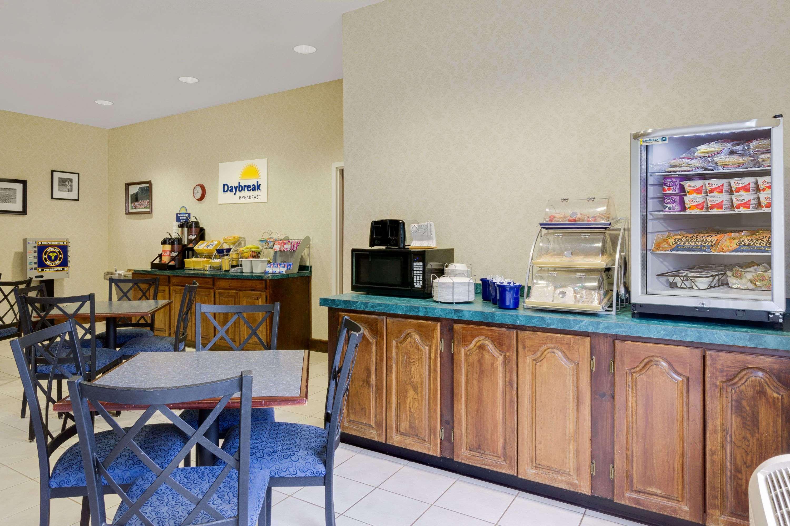 Magnuson Hotel West Liberty Extérieur photo