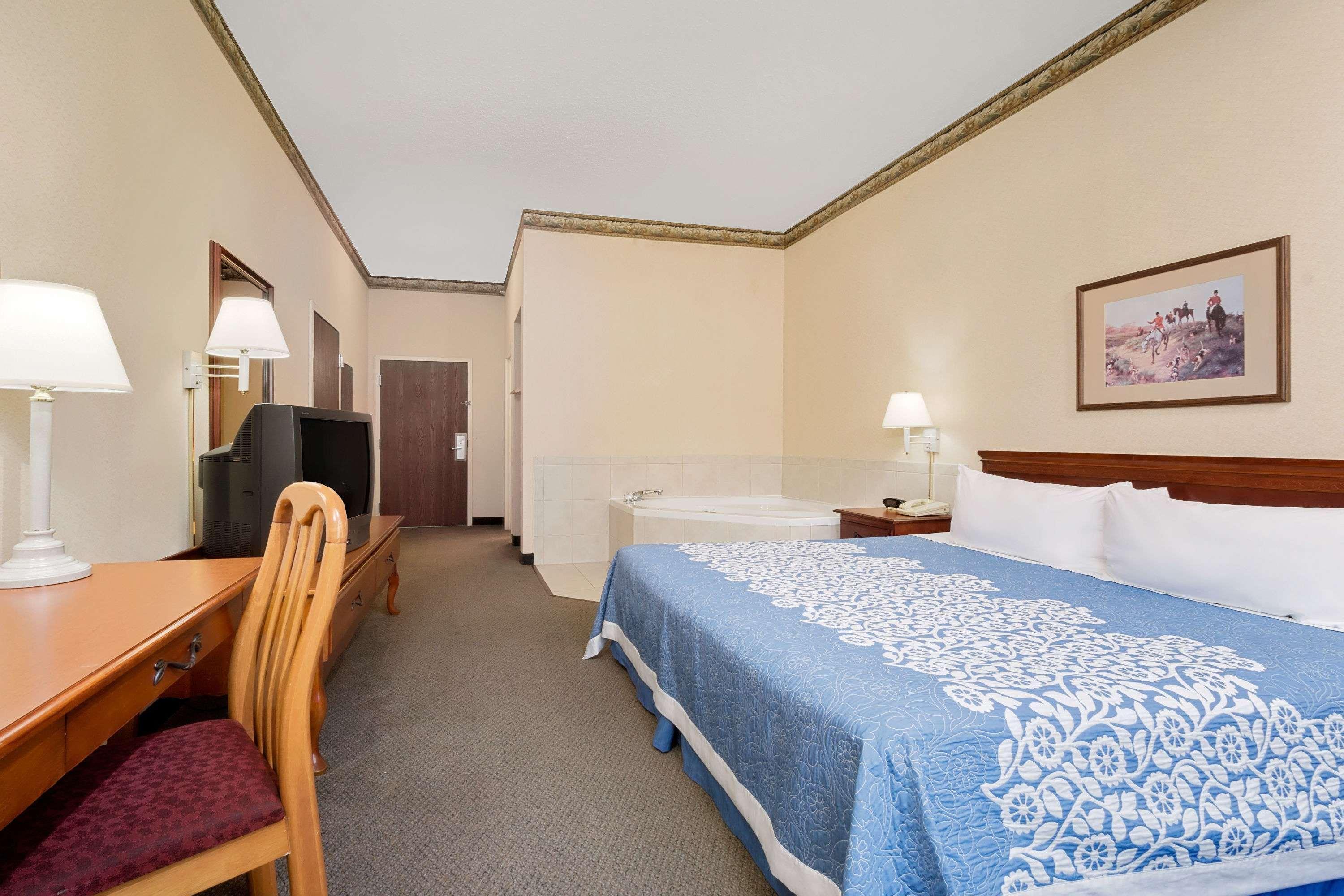 Magnuson Hotel West Liberty Extérieur photo